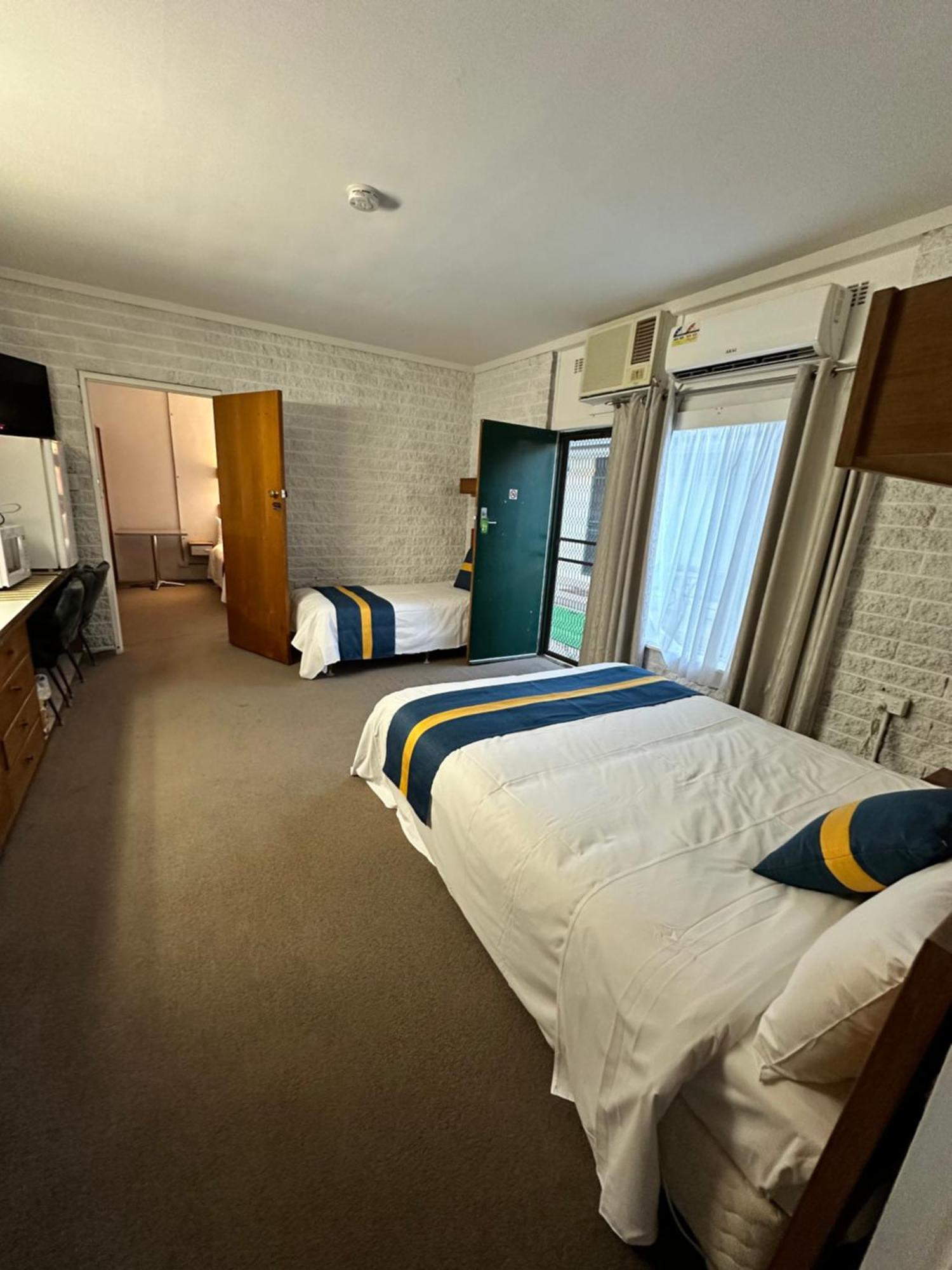The Shamrock Hotel Balranald Eksteriør billede